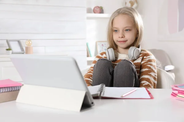 Roztomilá Holčička Moderním Tabletu Studuje Online Doma Learning — Stock fotografie