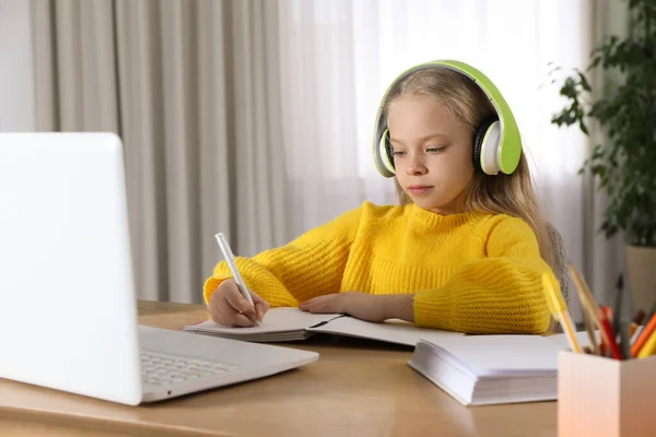 Menina Bonito Com Laptop Moderno Estudando Line Casa Learning — Fotografia de Stock