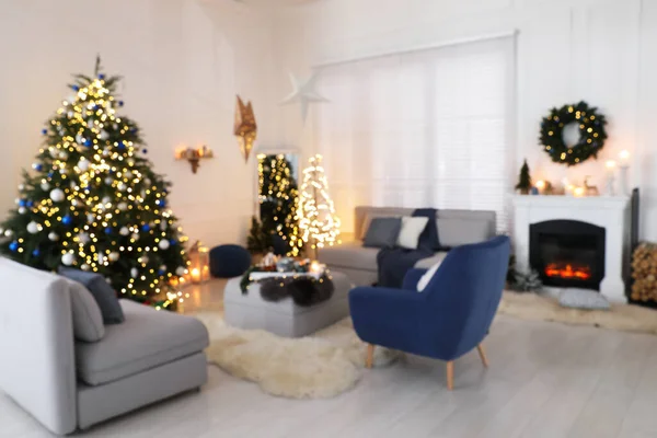 Vista Borrosa Habitación Festivamente Decorada Con Árbol Navidad Muebles —  Fotos de Stock