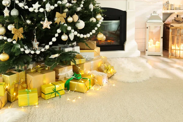 Sapin Noël Décoré Avec Des Boîtes Cadeaux Cheminée Dans Chambre — Photo