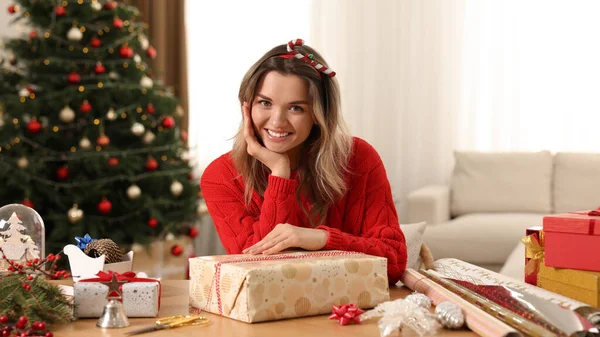 Evde Güzel Paketlenmiş Noel Hediyeli Genç Bir Kadın — Stok fotoğraf