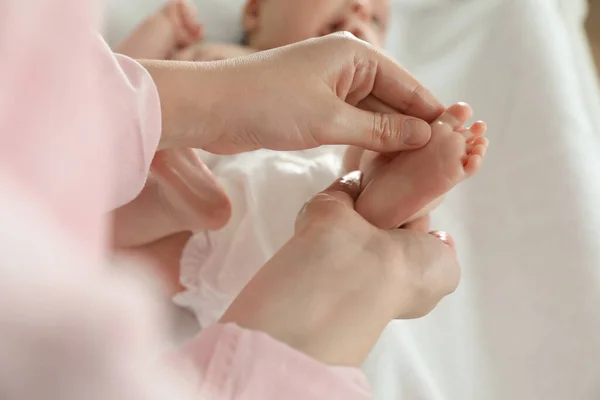 Mor Masserar Sin Söta Baby Med Olja Närbild — Stockfoto