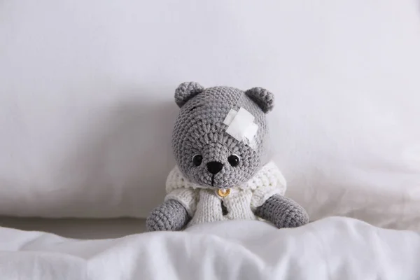 Urso Brinquedo Bonito Com Gesso Cama Hospital Infantil — Fotografia de Stock
