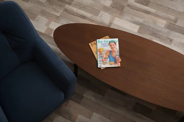 Magazinok Fából Készült Asztalon Fotel Közelében Beltérben Felülnézet — Stock Fotó