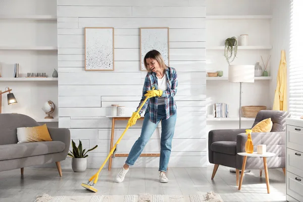 Evde Temizlik Yaparken Paspaslı Kadın Şarkı Söylüyor — Stok fotoğraf