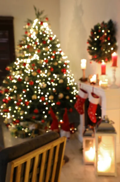 Homályos Kilátás Díszített Szoba Karácsonyfával Kandallóval — Stock Fotó