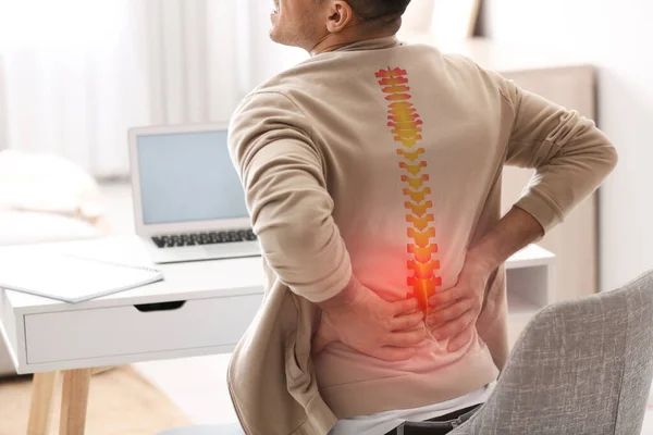 Homem Sofrendo Dor Nas Costas Mesa Close Problema Postura — Fotografia de Stock