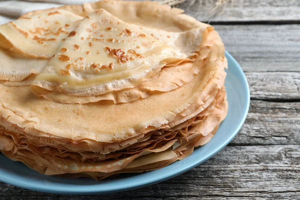 Pilha Crepes Deliciosos Mesa Madeira Close — Fotografia de Stock