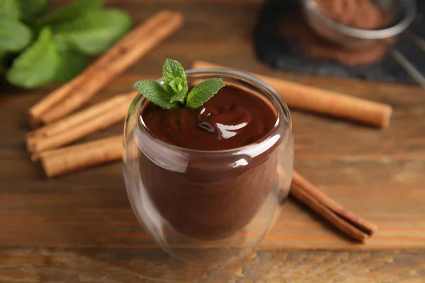 Ein Glas Leckere Heiße Schokolade Mit Frischer Minze Und Zimtstangen — Stockfoto