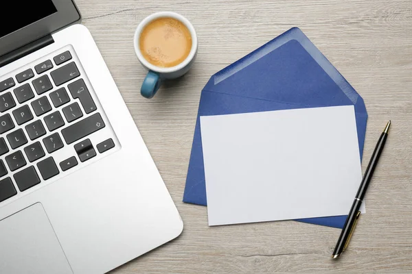 Blauwe Envelop Met Blanco Brief Kopje Koffie Laptop Witte Houten — Stockfoto