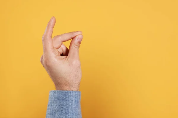 Mann Schnippt Mit Den Fingern Auf Gelbem Hintergrund Nahaufnahme Der — Stockfoto