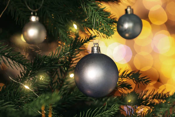 Hermosas Bolas Vacaciones Brillantes Colgando Árbol Navidad Contra Las Luces —  Fotos de Stock