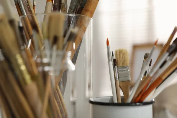 Stüdyoda Farklı Boya Fırçaları Olan Tutucular Yakın Plan Sanatçının Işyeri — Stok fotoğraf