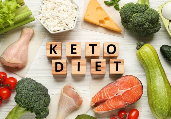 Cubos Con Frase Keto Dieta Diferentes Productos Frescos Mesa Madera — Foto de Stock