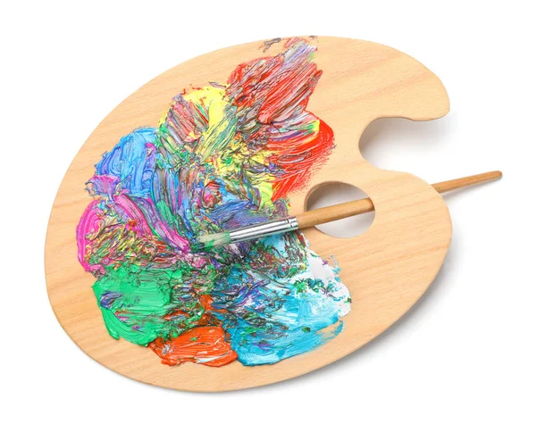 Beyaz arka planda boya ve fırça ile palet, üst manzara. Sanatçı ekipmanı