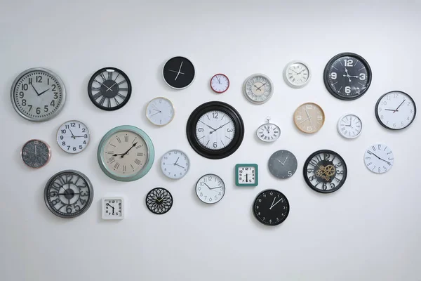 Colección Diferentes Relojes Colgando Pared Blanca — Foto de Stock