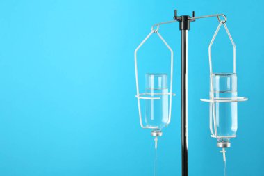 Serum açık mavi arkaplanda ayarlandı. Metin için boşluk