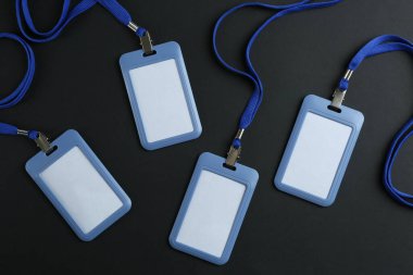 Siyah arka planda boş rozetler, düz yatış. Tasarım için model