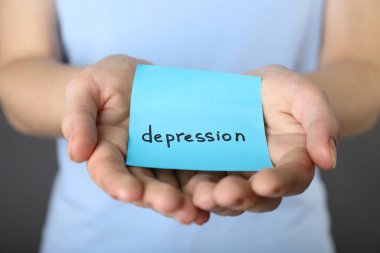 Kadının elinde yapışkan bir notla Depresyon, yakın plan
