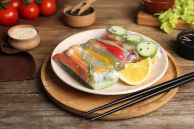 Tahta masada pirinç kağıdına sarılı nefis rulo.