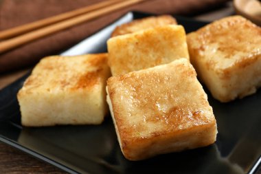 Seramik siyah tabakta nefis şalgam keki, yakın plan.