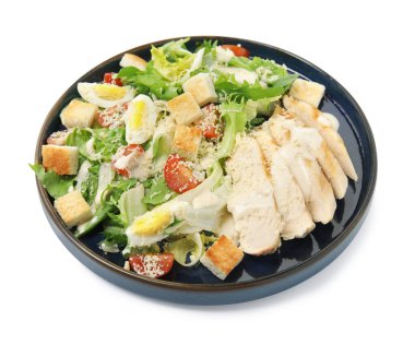 Lezzetli Sezar salatası beyaz kasede izole edilmiş.