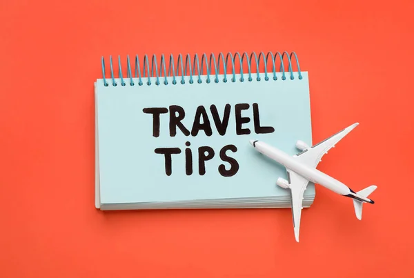 Notebook Kifejezéssel Travel Tippek Játék Sík Narancs Alapon Felső Nézet — Stock Fotó