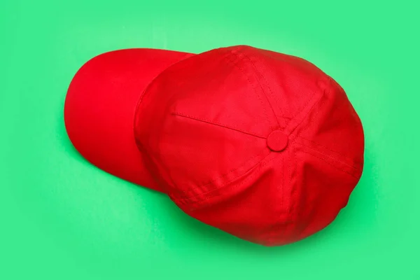 緑の背景に野球帽 トップビュー デザインのためのモック — ストック写真