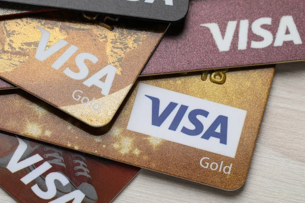 Mykolaiv Ucrânia Fevereiro 2022 Cartões Crédito Visa Sobre Mesa Madeira — Fotografia de Stock