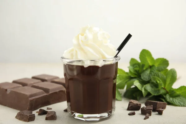 Glas Leckere Heiße Schokolade Mit Schlagsahne Brocken Und Frischer Minze — Stockfoto