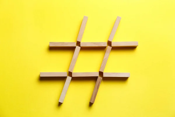 Símbolo Hashtag Bloques Madera Sobre Fondo Amarillo Vista Superior — Foto de Stock