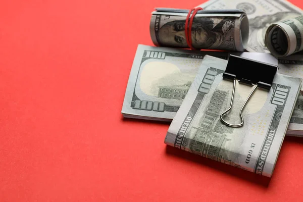 Kırmızı Arka Planda Birçok Dolar Banknot Yakın Plan Metin Için — Stok fotoğraf
