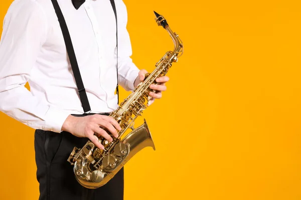 Hombre Traje Elegante Con Saxofón Sobre Fondo Amarillo Primer Plano — Foto de Stock