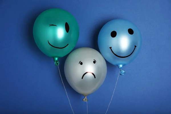 Ballon Visage Triste Parmi Les Heureux Sur Fond Bleu Concept — Photo