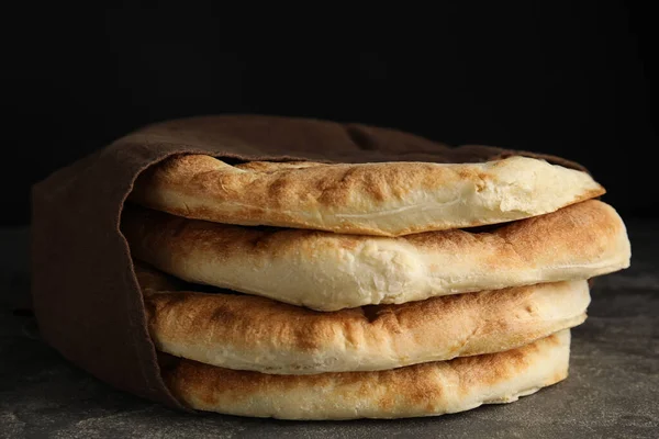 Leckeres Frisches Fladenbrot Und Serviette Auf Grauem Tisch Nahaufnahme — Stockfoto