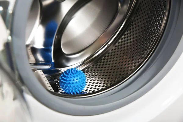 Blå Torktumlare Boll Tvättmaskin Trumma Närbild — Stockfoto