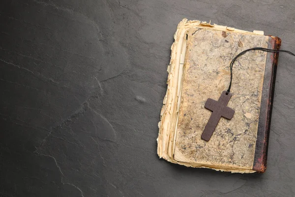 Cruz Cristiana Madera Biblia Antigua Sobre Mesa Negra Vista Superior — Foto de Stock