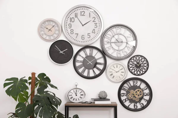 Mesa Console Bela Planta Sala Coleção Diferentes Relógios Parede Branca — Fotografia de Stock