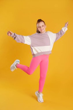 Sarı arka planda parlak makyajlı sevimli bağımsız kız.