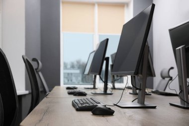 Açık uzay ofisindeki birçok modern bilgisayar