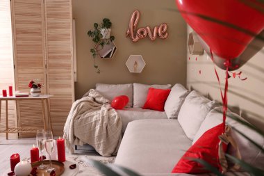 Sevgililer Günü için süslü bir oda. İç tasarım
