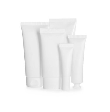 Beyaz arkaplanda boş kozmetik ürünleri tüpleri