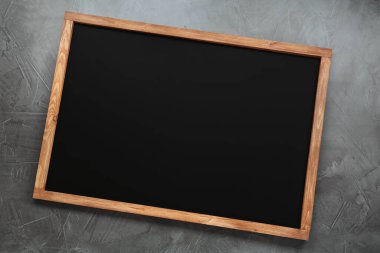 Gri arkaplanda temiz siyah karatahta, üst görünümde