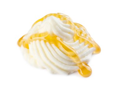 Karamel soslu lezzetli taze krema beyaza izole edilmiş.