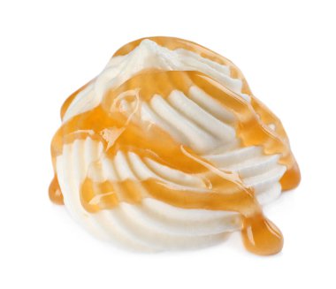 Karamel soslu lezzetli taze krema beyaza izole edilmiş.