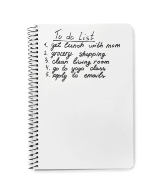 Beyaz arkaplan ve üst görünümde yapılacaklar listesi olan dizüstü bilgisayar