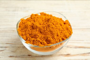 Aromatik safran tozu beyaz ahşap masada kasede.