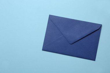 Açık mavi arkaplanda zarf, üst manzara. Metin için boşluk