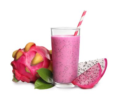 Bir bardak lezzetli pitahaya smoothie ve beyaz arka planda taze ejderha meyveleri.