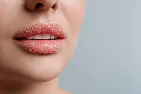 用浅灰背景的糖衣蒙住嘴唇的女人的合影 案文的篇幅 — 图库照片